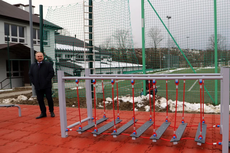 Nowy plac zabaw z elementami siłowni zewnętrzej oraz modernizacja oświetlenia w Pisarzowej - zdjęcie 15