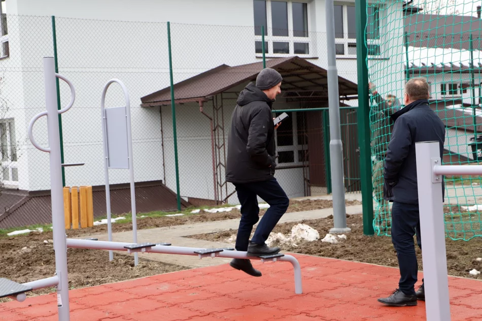 Nowy plac zabaw z elementami siłowni zewnętrzej oraz modernizacja oświetlenia w Pisarzowej - zdjęcie 16