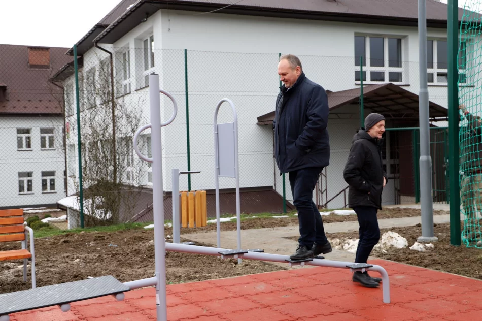 Nowy plac zabaw z elementami siłowni zewnętrzej oraz modernizacja oświetlenia w Pisarzowej - zdjęcie 17