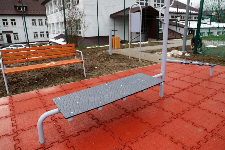 Nowy plac zabaw z elementami siłowni zewnętrzej oraz modernizacja oświetlenia w Pisarzowej - zdjęcie 18