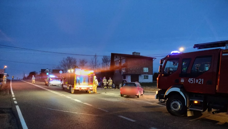 Zderzenie samochodów na skrzyżowaniu - zdjęcie 1