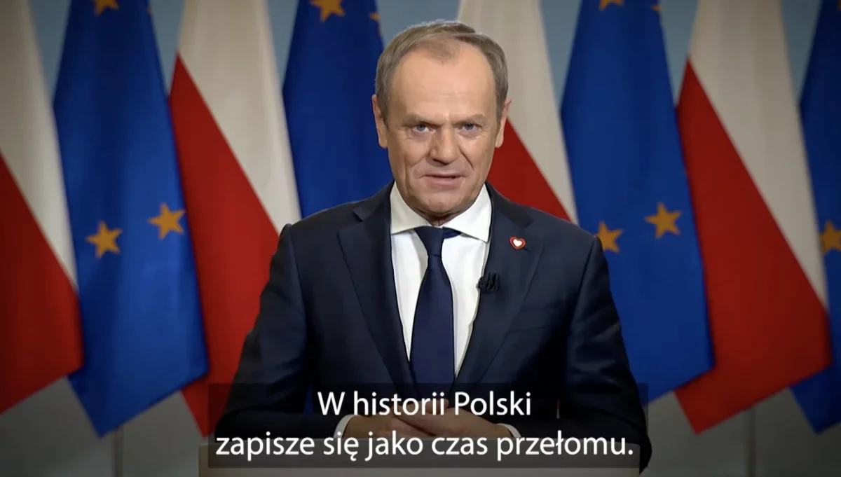 Donald Tusk podczas wygłaszania orędzia "Szczęśliwej Polski już czas" (fot. YT)
