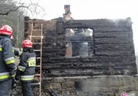 Spłonął budynek mieszkalny - zdjęcie główne