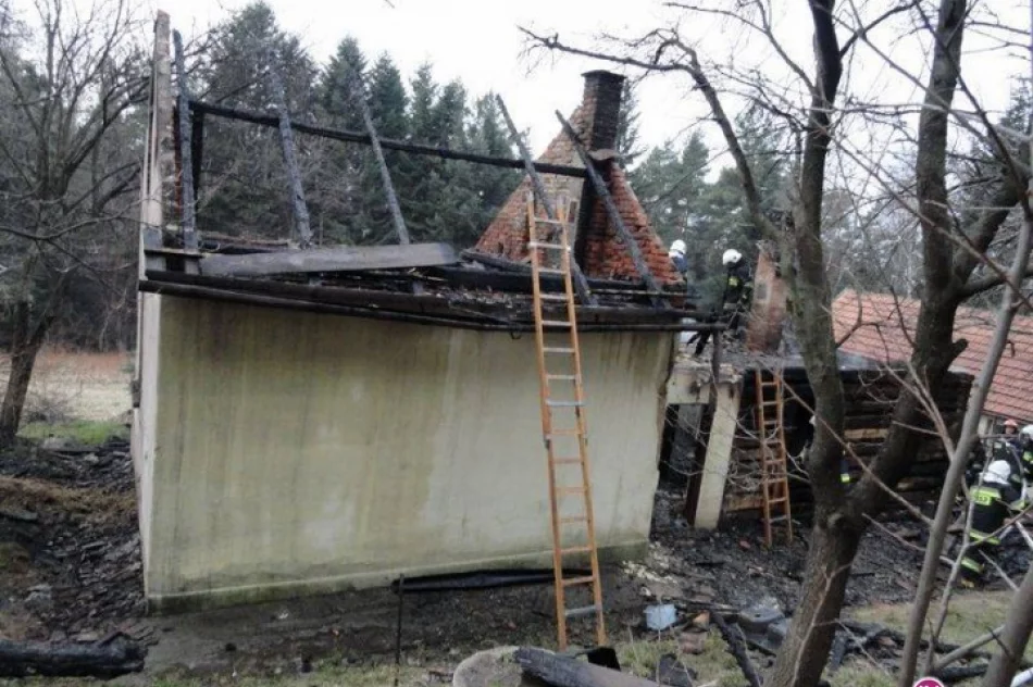 Spłonął budynek mieszkalny - zdjęcie 2