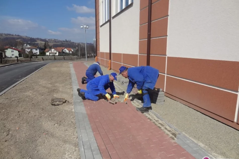'Fal' nie będzie - naprawiają chodnik - zdjęcie 2
