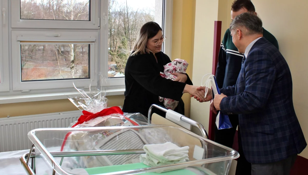 Gratulacje dla rodziców pierwszego dziecka urodzonego w powiecie w 2024 r./fot.: Szpital Limanowa
