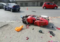 Wypadek motocyklisty. Korki w mieście - zdjęcie główne