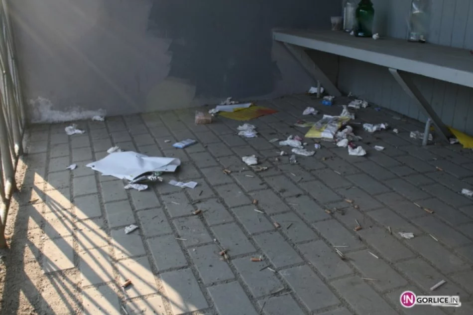 Śmietnik zamiast przystanku - zdjęcie 3