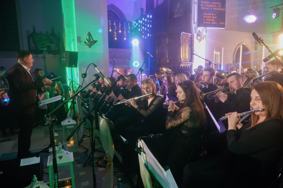 Koncert kolęd i pastorałek "Hej kolęda” w Laskowej (2024) - zdjęcie 16