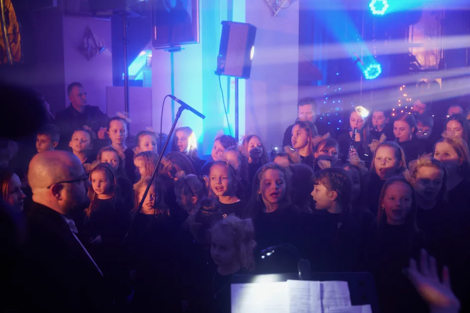 Koncert kolęd i pastorałek "Hej kolęda” w Laskowej (2024) - zdjęcie 19