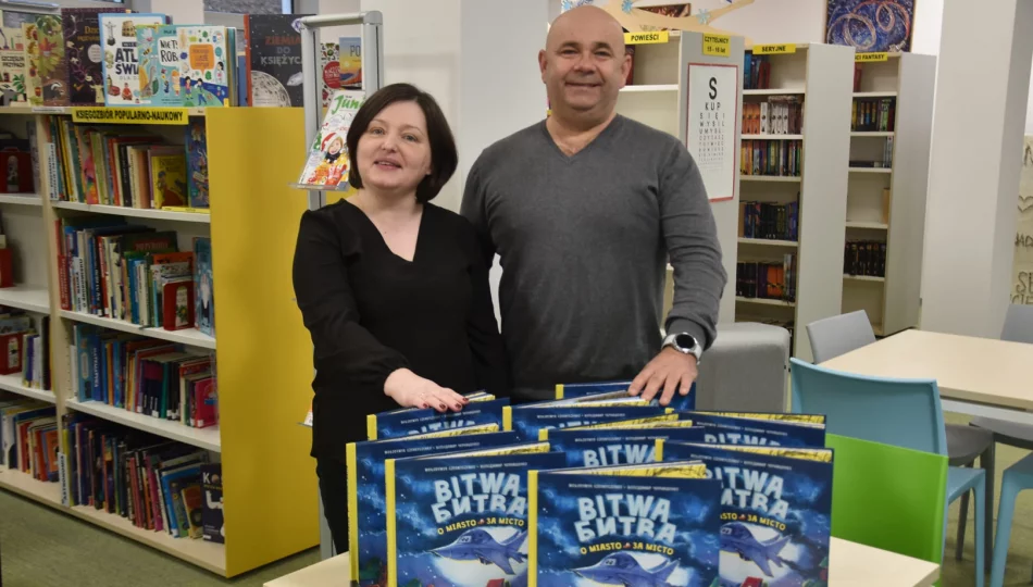 W ramach akcji „Książki dla Ukrainy” polsko -ukraińskie książki trafiły do Miejskiej Biblioteki Publicznej - zdjęcie 1