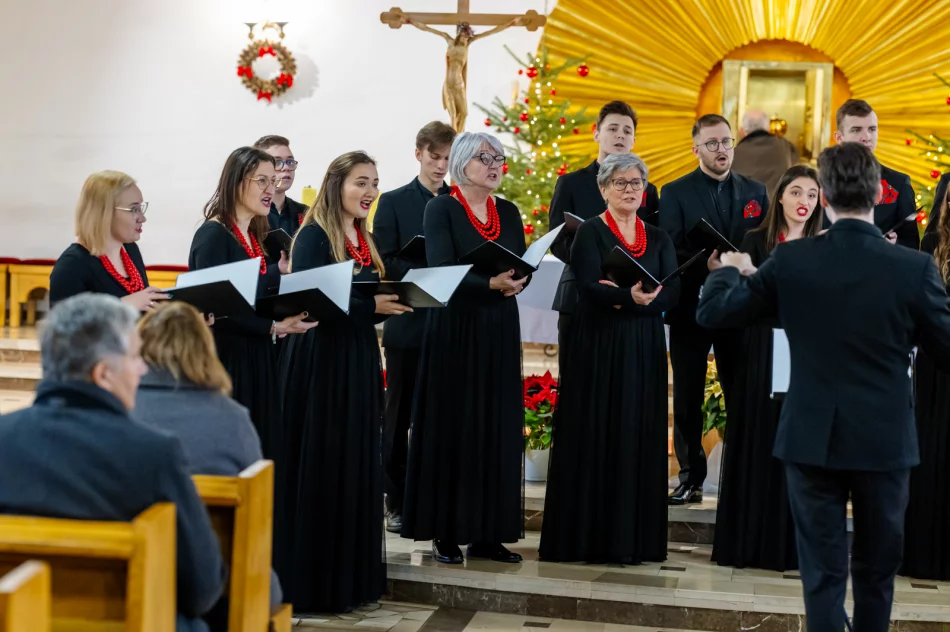 Kolędowanie w Męcinie w wykonaniu Chóru LimaNovum - zdjęcie 2