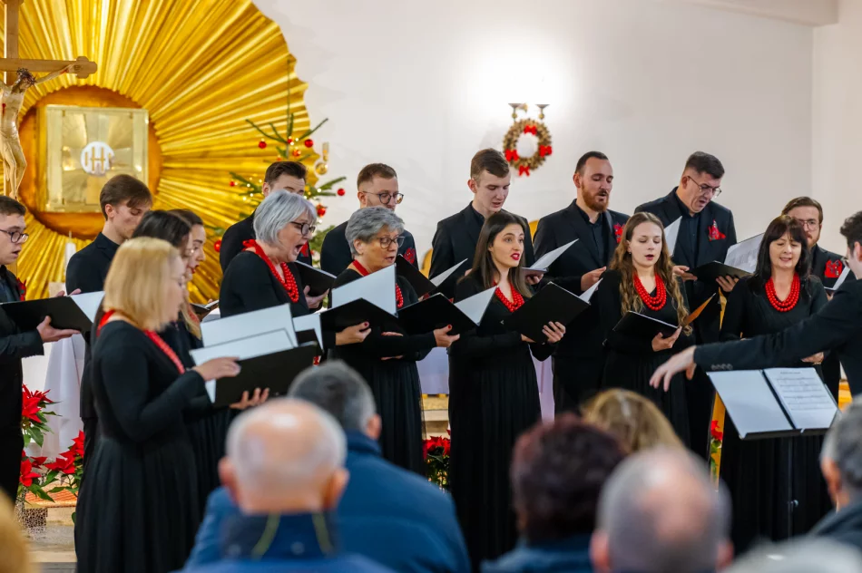 Kolędowanie w Męcinie w wykonaniu Chóru LimaNovum - zdjęcie 4