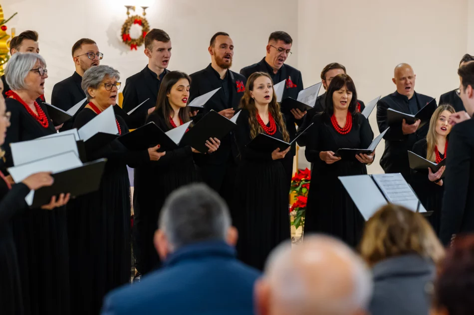 Kolędowanie w Męcinie w wykonaniu Chóru LimaNovum - zdjęcie 5