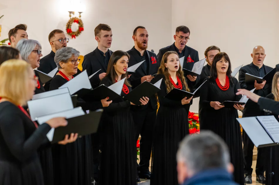 Kolędowanie w Męcinie w wykonaniu Chóru LimaNovum - zdjęcie 7