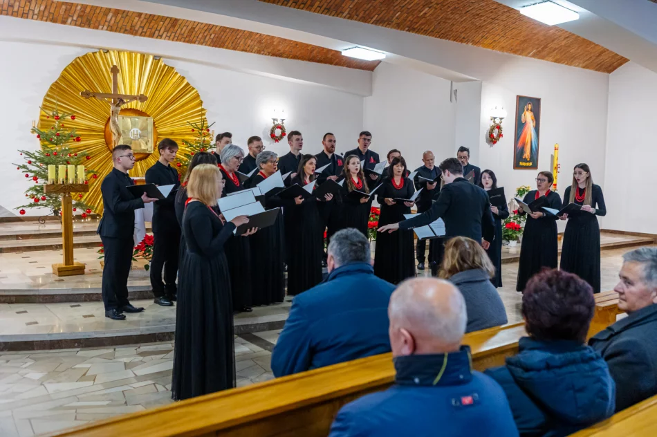 Kolędowanie w Męcinie w wykonaniu Chóru LimaNovum - zdjęcie 9