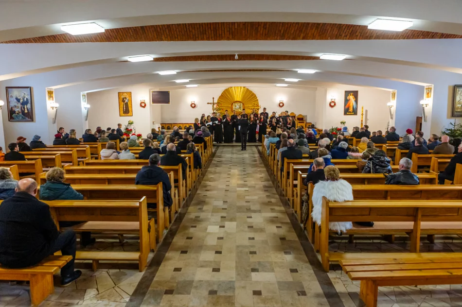 Kolędowanie w Męcinie w wykonaniu Chóru LimaNovum - zdjęcie 10
