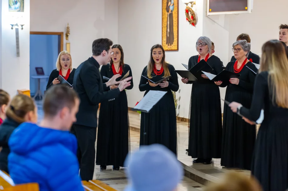 Kolędowanie w Męcinie w wykonaniu Chóru LimaNovum - zdjęcie 11