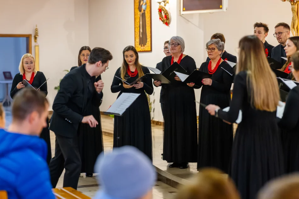 Kolędowanie w Męcinie w wykonaniu Chóru LimaNovum - zdjęcie 12
