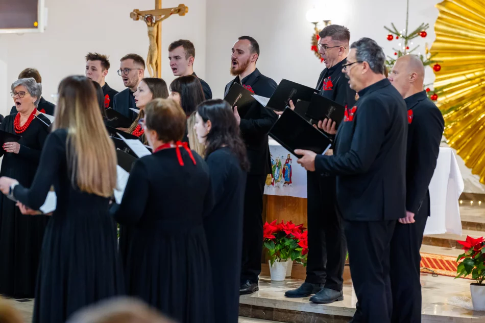 Kolędowanie w Męcinie w wykonaniu Chóru LimaNovum - zdjęcie 13