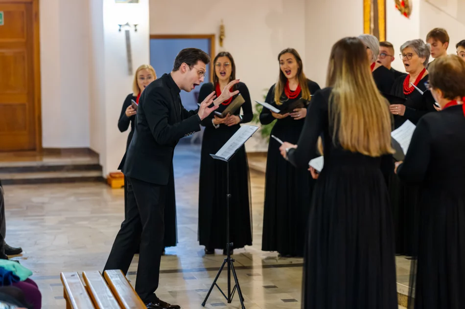 Kolędowanie w Męcinie w wykonaniu Chóru LimaNovum - zdjęcie 14