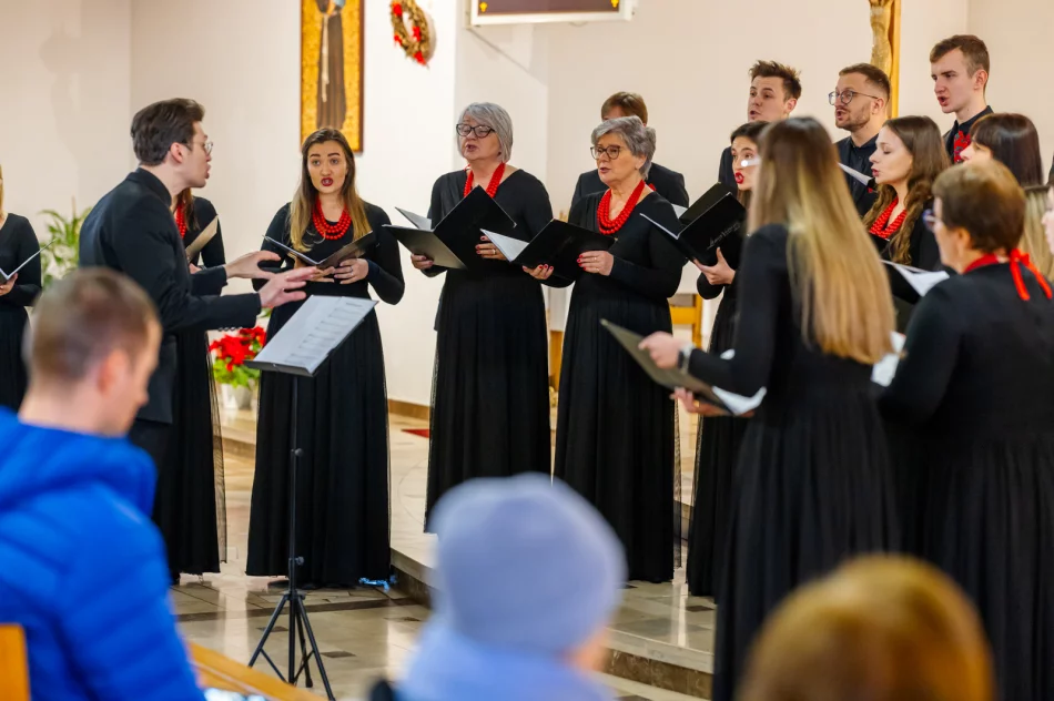 Kolędowanie w Męcinie w wykonaniu Chóru LimaNovum - zdjęcie 16