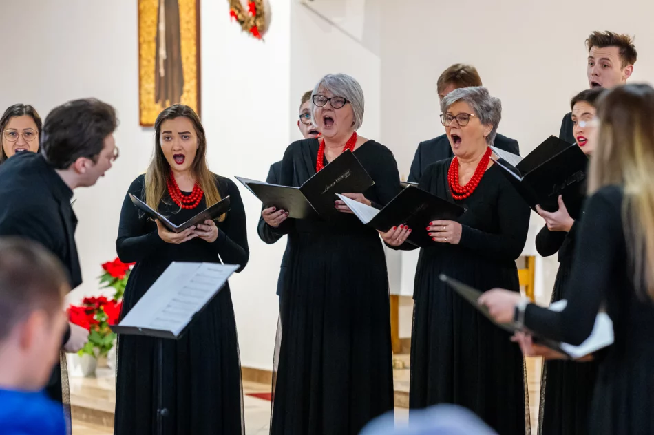 Kolędowanie w Męcinie w wykonaniu Chóru LimaNovum - zdjęcie 19