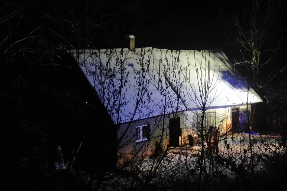 Siedem zastępów straży do pożaru pustostanu - zdjęcie 2