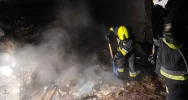 Siedem zastępów straży do pożaru pustostanu - zdjęcie 4