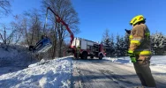 Samochód dachował w potoku, kierująca trafiła do szpitala (ZDJĘCIA) - zdjęcie 3