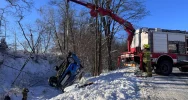 Samochód dachował w potoku, kierująca trafiła do szpitala (ZDJĘCIA) - zdjęcie 4