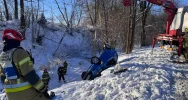 Samochód dachował w potoku, kierująca trafiła do szpitala (ZDJĘCIA) - zdjęcie 5