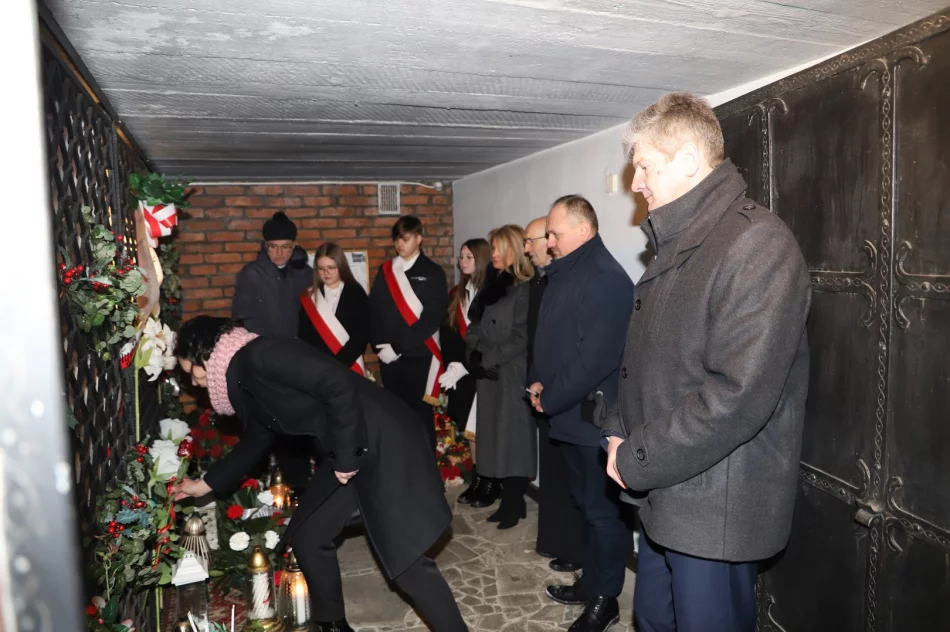 Obchody Święta Szkoły w Pisarzowej połączone z 60-leciem śmierci patrona ks. Józefa Górszczyka - zdjęcie 11