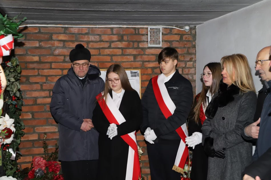 Obchody Święta Szkoły w Pisarzowej połączone z 60-leciem śmierci patrona ks. Józefa Górszczyka - zdjęcie 12