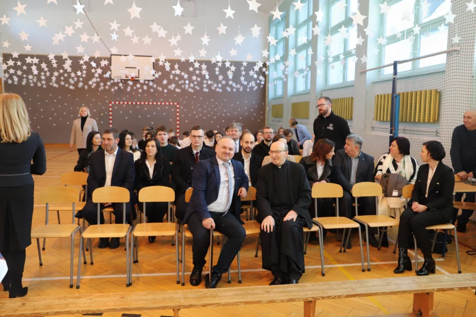 Obchody Święta Szkoły w Pisarzowej połączone z 60-leciem śmierci patrona ks. Józefa Górszczyka - zdjęcie 14