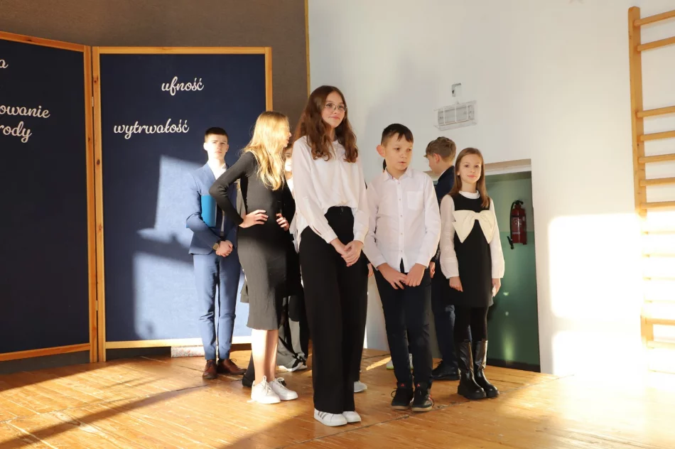 Obchody Święta Szkoły w Pisarzowej połączone z 60-leciem śmierci patrona ks. Józefa Górszczyka - zdjęcie 16