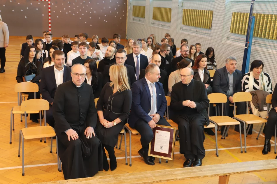 Obchody Święta Szkoły w Pisarzowej połączone z 60-leciem śmierci patrona ks. Józefa Górszczyka - zdjęcie 20