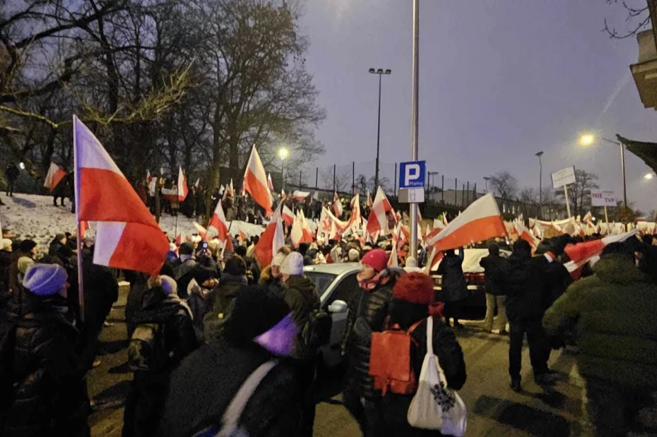 Lokalni działacze i sympatycy PiS w drodze na protest  - zdjęcie 2