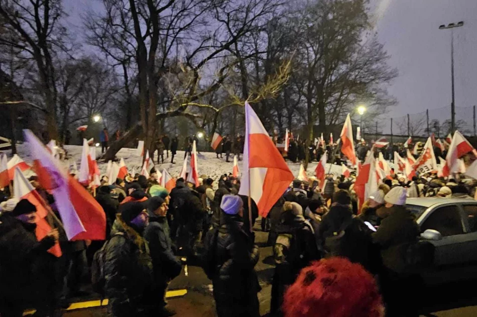 Lokalni działacze i sympatycy PiS w drodze na protest  - zdjęcie 3