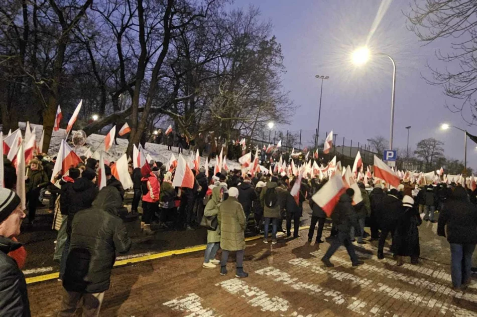 Lokalni działacze i sympatycy PiS w drodze na protest  - zdjęcie 4