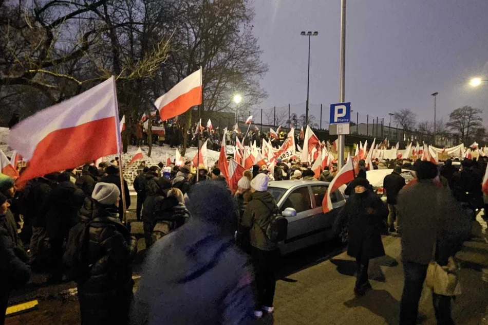Lokalni działacze i sympatycy PiS w drodze na protest  - zdjęcie 5