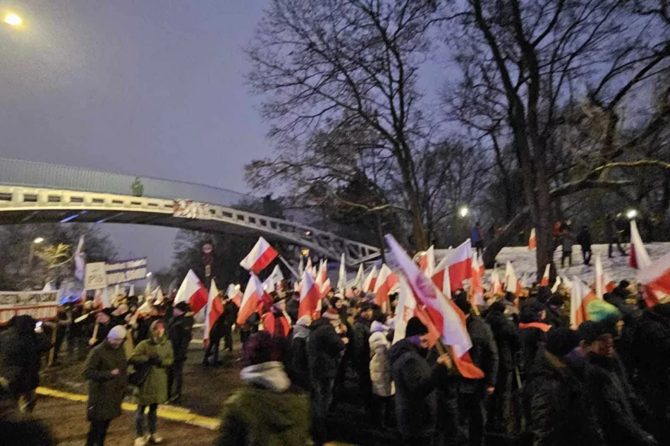 Lokalni działacze i sympatycy PiS w drodze na protest  - zdjęcie 6