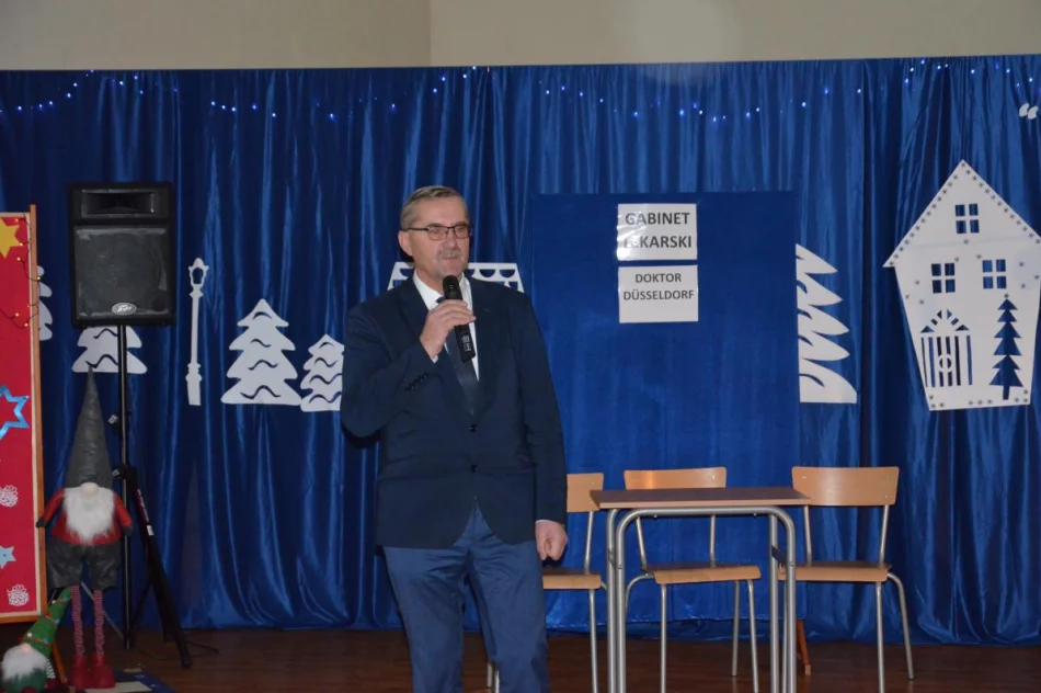 Refleksyjny spektakl w wykonaniu młodzieży i radość kolędowania (ZDJĘCIA) - zdjęcie 2