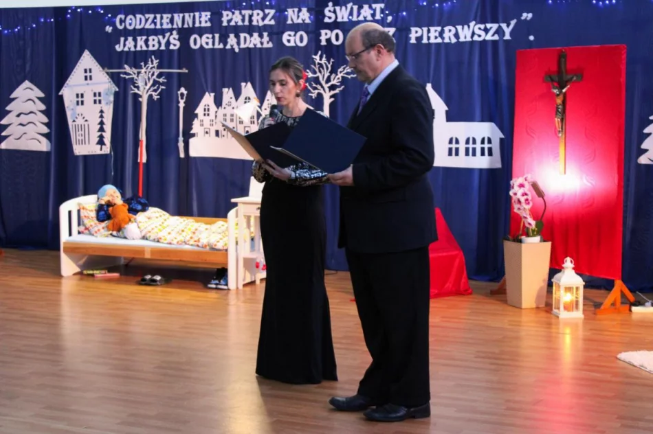 Refleksyjny spektakl w wykonaniu młodzieży i radość kolędowania (ZDJĘCIA) - zdjęcie 5