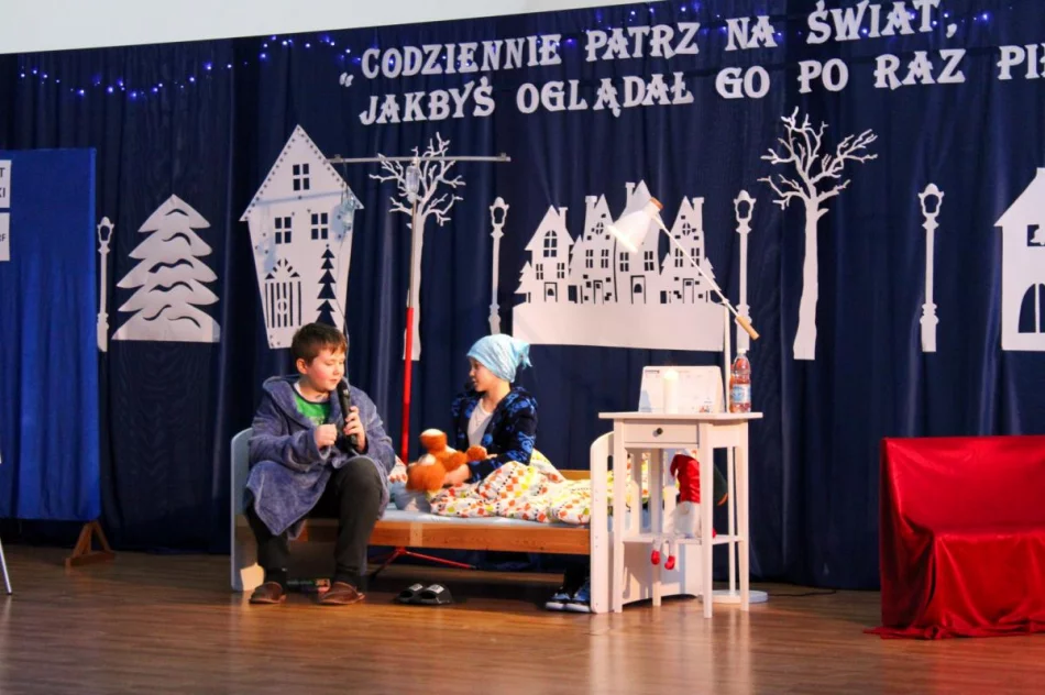 Refleksyjny spektakl w wykonaniu młodzieży i radość kolędowania (ZDJĘCIA) - zdjęcie 9
