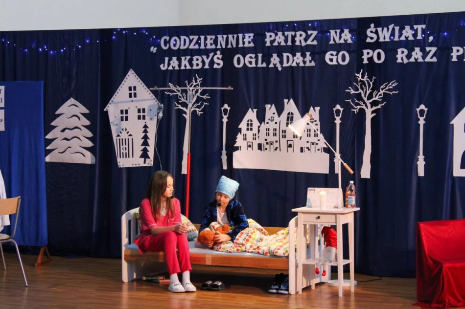 Refleksyjny spektakl w wykonaniu młodzieży i radość kolędowania (ZDJĘCIA) - zdjęcie 10
