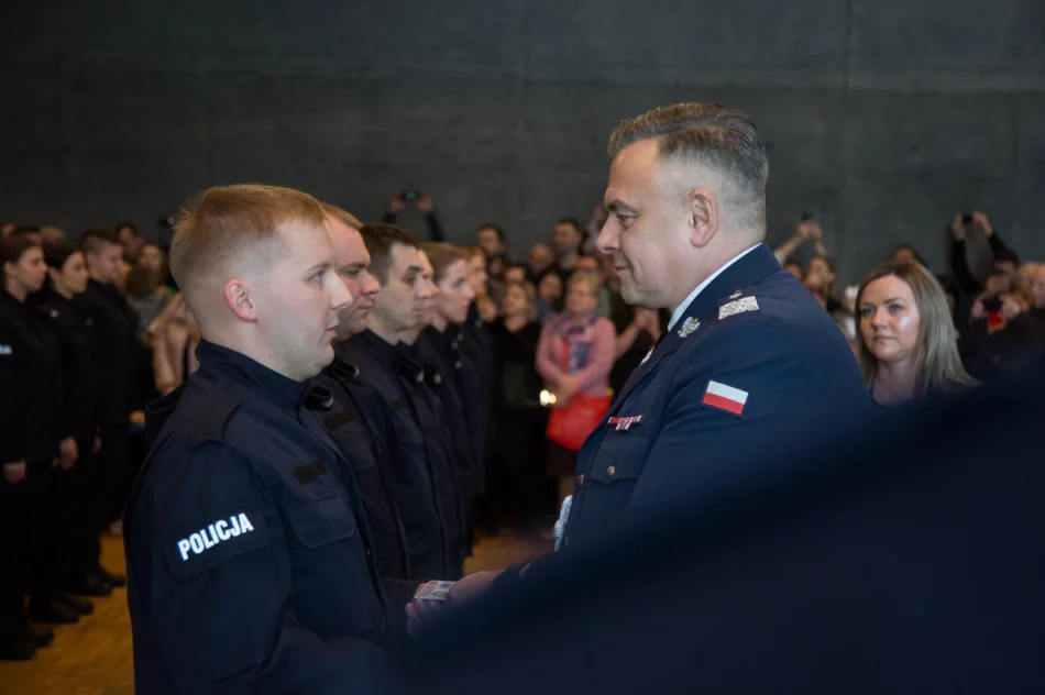 Ślubowanie nowych policjantów. Trzech trafi do Limanowej - zdjęcie 9