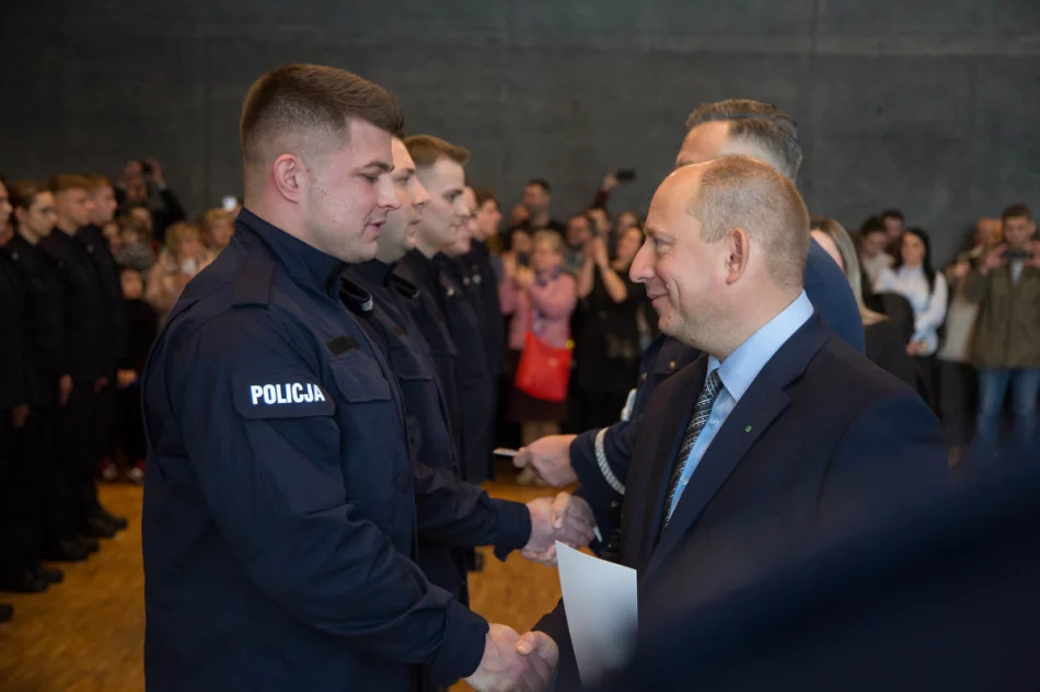 Ślubowanie nowych policjantów. Trzech trafi do Limanowej - zdjęcie 11