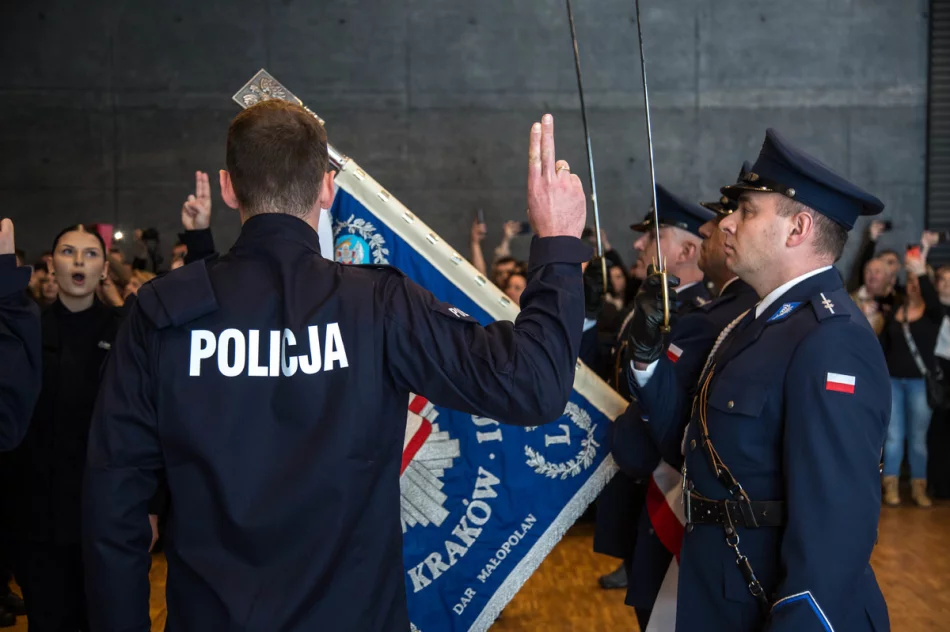 Ślubowanie nowych policjantów. Trzech trafi do Limanowej - zdjęcie 15