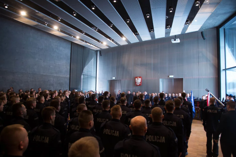 Ślubowanie nowych policjantów. Trzech trafi do Limanowej - zdjęcie 16
